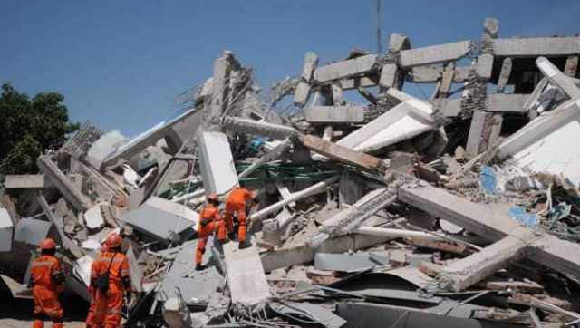 more-than-400-people-dead-in-earthquake-in-indonesia