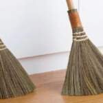 शाम को झाड़ू लगाना